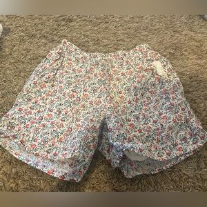 Gapkids floral shorts size 10, extremely hood condition! Lovely summery flowers!